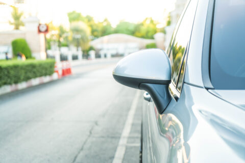 rétroviseur d'une voiture électrique en ville