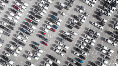 parking plein de voitures électriques