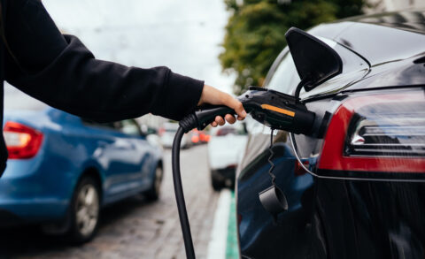 prise de recharge d'une voiture électrique dans la rue