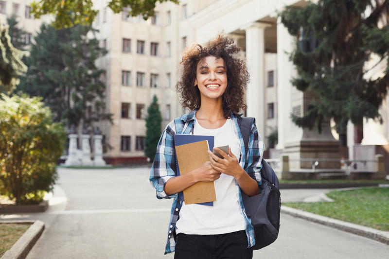 etudiante mobilité électrique apprend sur les métiers de demain