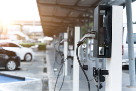 plusieurs bornes de recharges sur un parking commun d'un immeuble collectif. Mobilité électrique