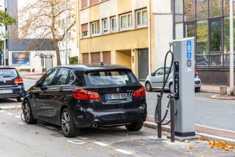 voiture électrique qui se recharge sur une borne de recharge dans la rue